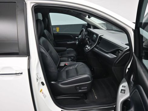 Used 2016 Toyota Sienna SE Premium w/ Protection Package FWD image 58