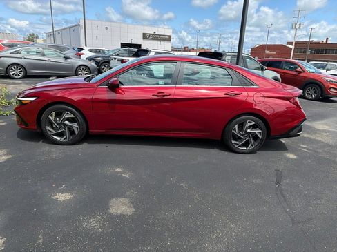 Used 2025 Hyundai Elantra SEL FWD image 4