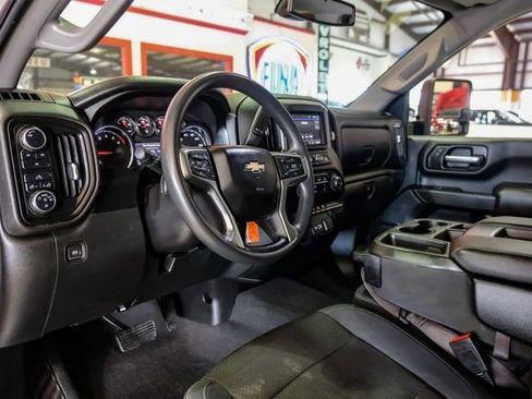 Used 2022 Chevrolet Silverado 2500 Custom w/ Custom Value Package image 5