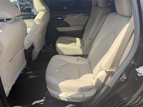 Used 2020 Toyota Highlander Limited image 24