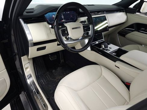 Used 2025 Land Rover Range Rover SE image 17