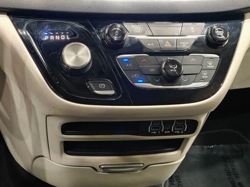 Used 2023 Chrysler Voyager LX FWD image 8