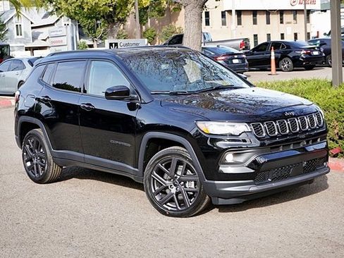 Used 2026 Jeep Compass Latitude image 3