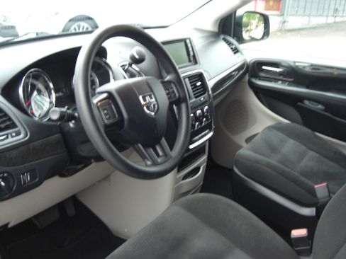 Used 2019 Dodge Grand Caravan SE image 5