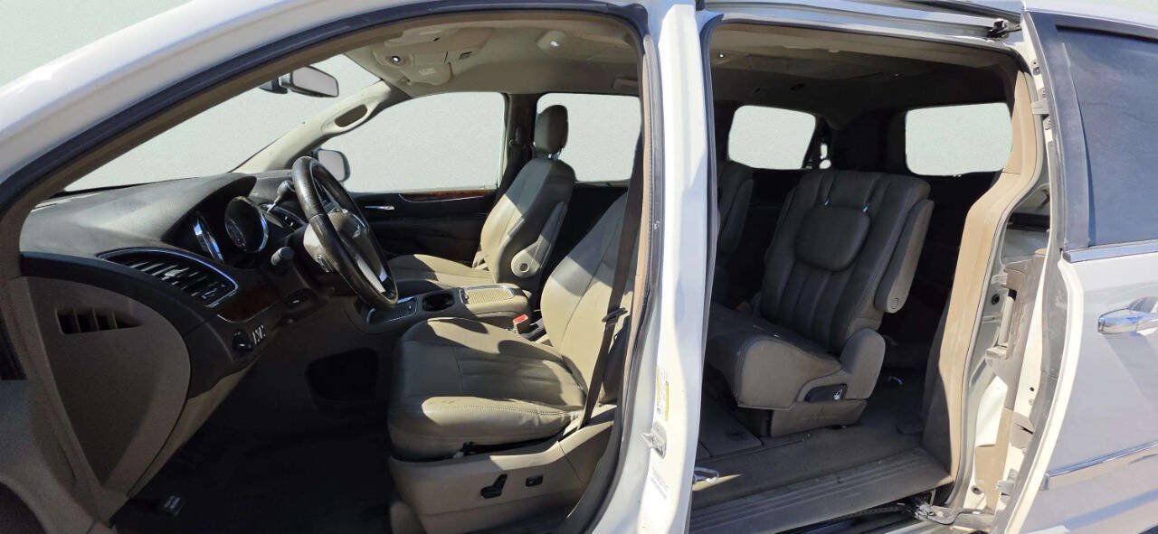 Used 2012 Chrysler Town & Country Touring-L w/ Entertainment Group #2 FWD image 7
