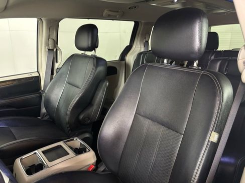 Used 2015 Chrysler Town & Country Touring-L image 16