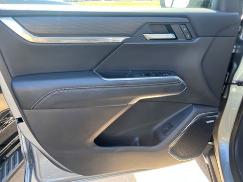 Used 2025 GMC Acadia Elevation image 11