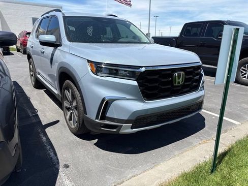 Used 2025 Honda Pilot Touring image 1