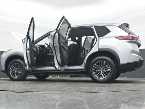 Used 2024 Nissan Rogue S image 44