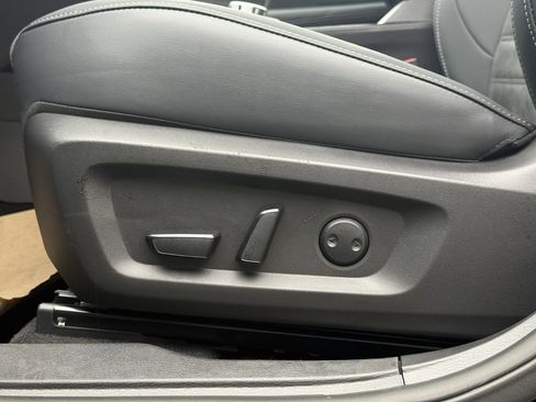 Used 2025 Mitsubishi Outlander SE image 12