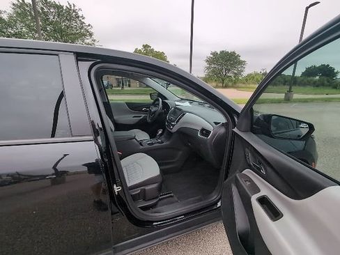 Used 2023 Chevrolet Equinox LS FWD image 3