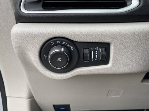 Used 2024 Chrysler Pacifica Touring-L image 18