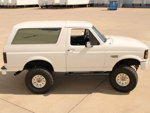 Used 1993 Ford Bronco XLT AWD/4WD image 17