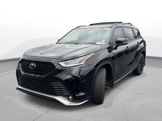 Used 2024 Toyota Highlander XSE FWD video 2
