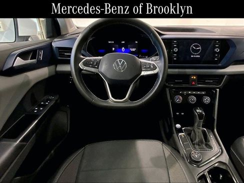 Used 2023 Volkswagen Taos SE w/ Panoramic Sunroof Package image 5