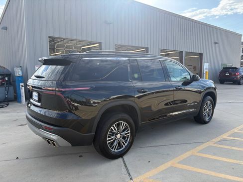 Used 2025 Chevrolet Traverse LT w/ Driver Confidence Package FWD image 8