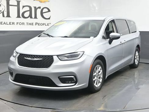 Used 2023 Chrysler Pacifica Touring-L FWD image 35