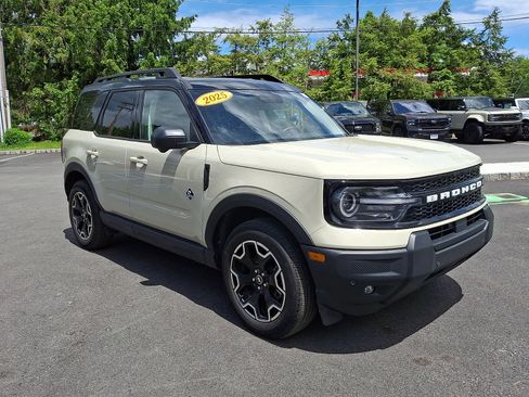Used 2025 Ford Bronco Sport Outer Banks w/ Outer Banks Tech Package+ AWD/4WD image 3