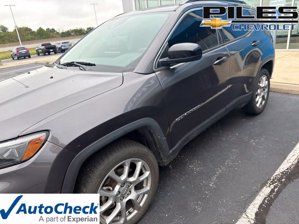 Used 2022 Jeep Compass Latitude w/ Sun and Sound Group AWD/4WD image 1