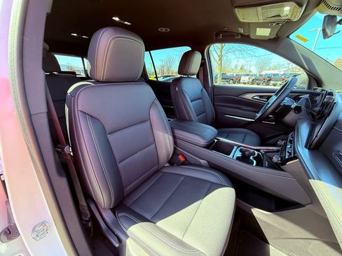 Used 2025 Chevrolet Traverse LT image 31