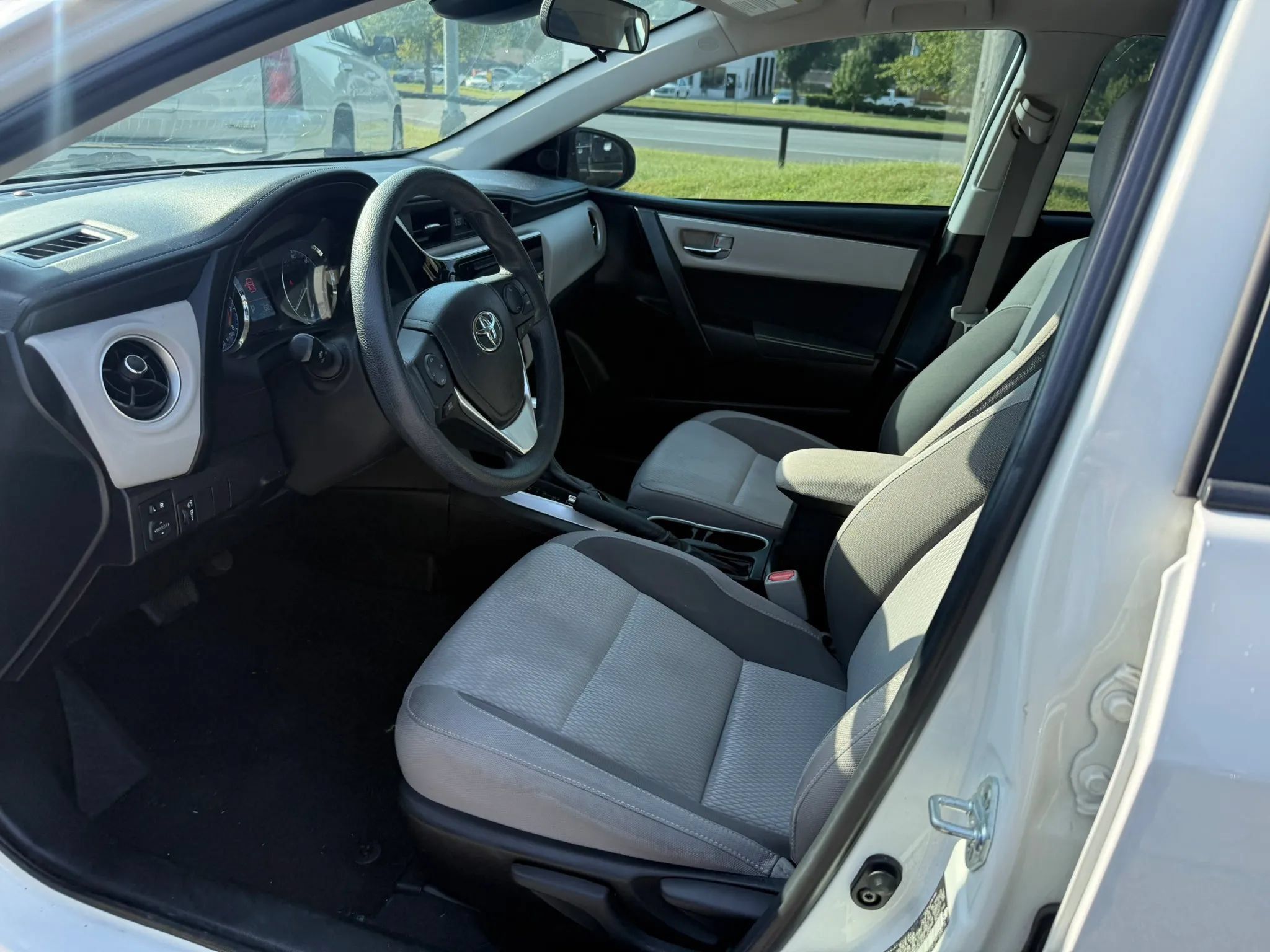 Used 2018 Toyota Corolla LE FWD image 4