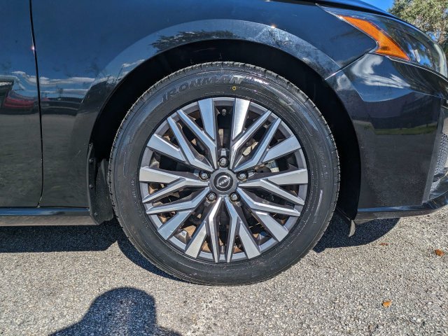 Used 2023 Nissan Altima 2.5 SV w/ SV Premium Package FWD image 11