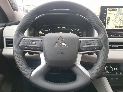 New 2025 Mitsubishi Outlander SE image 10