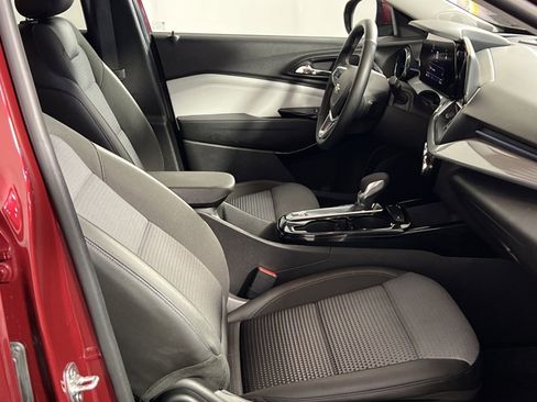 Used 2025 Chevrolet Trax LT w/ LT Convenience Package image 28