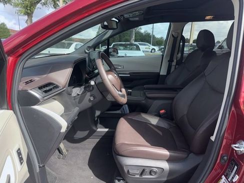 Used 2024 Toyota Sienna Platinum FWD image 12