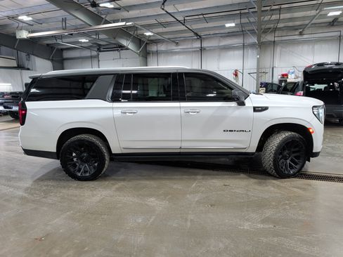 Used 2022 GMC Yukon XL Denali w/ Denali Ultimate Package AWD/4WD image 2