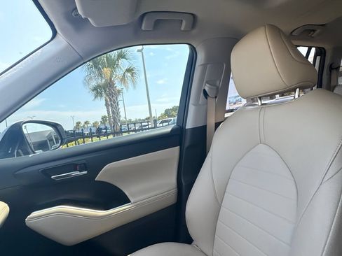 Used 2023 Toyota Highlander XLE AWD/4WD image 40
