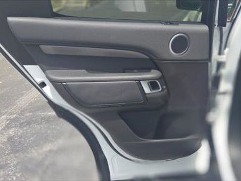 Used 2019 Land Rover Discovery SE image 17