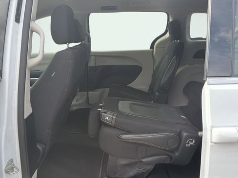 Used 2024 Chrysler Voyager LX image 26
