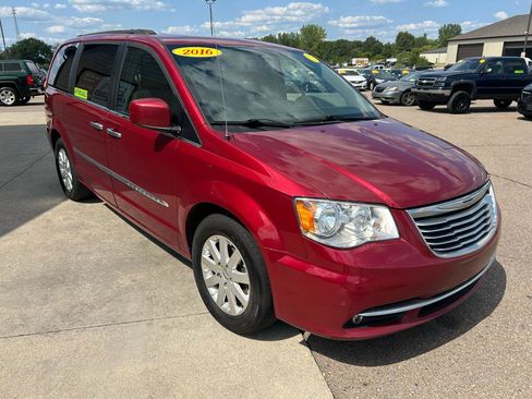 Used 2016 Chrysler Town & Country Touring w/ Driver Convenience Group FWD image 3