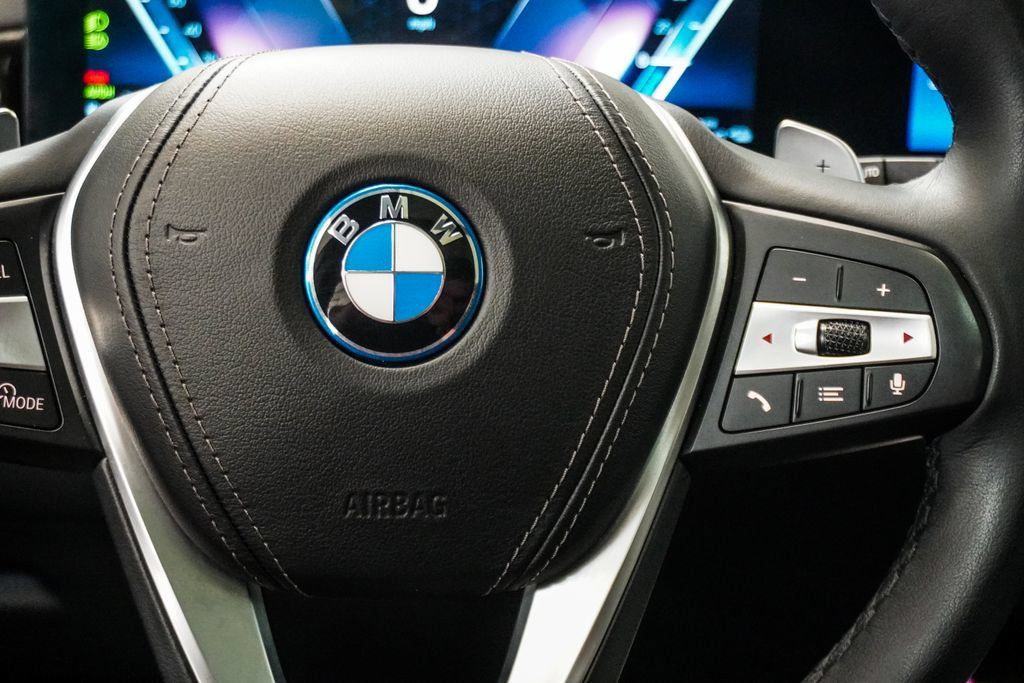 Used 2025 BMW X5 xDrive50e AWD/4WD image 16