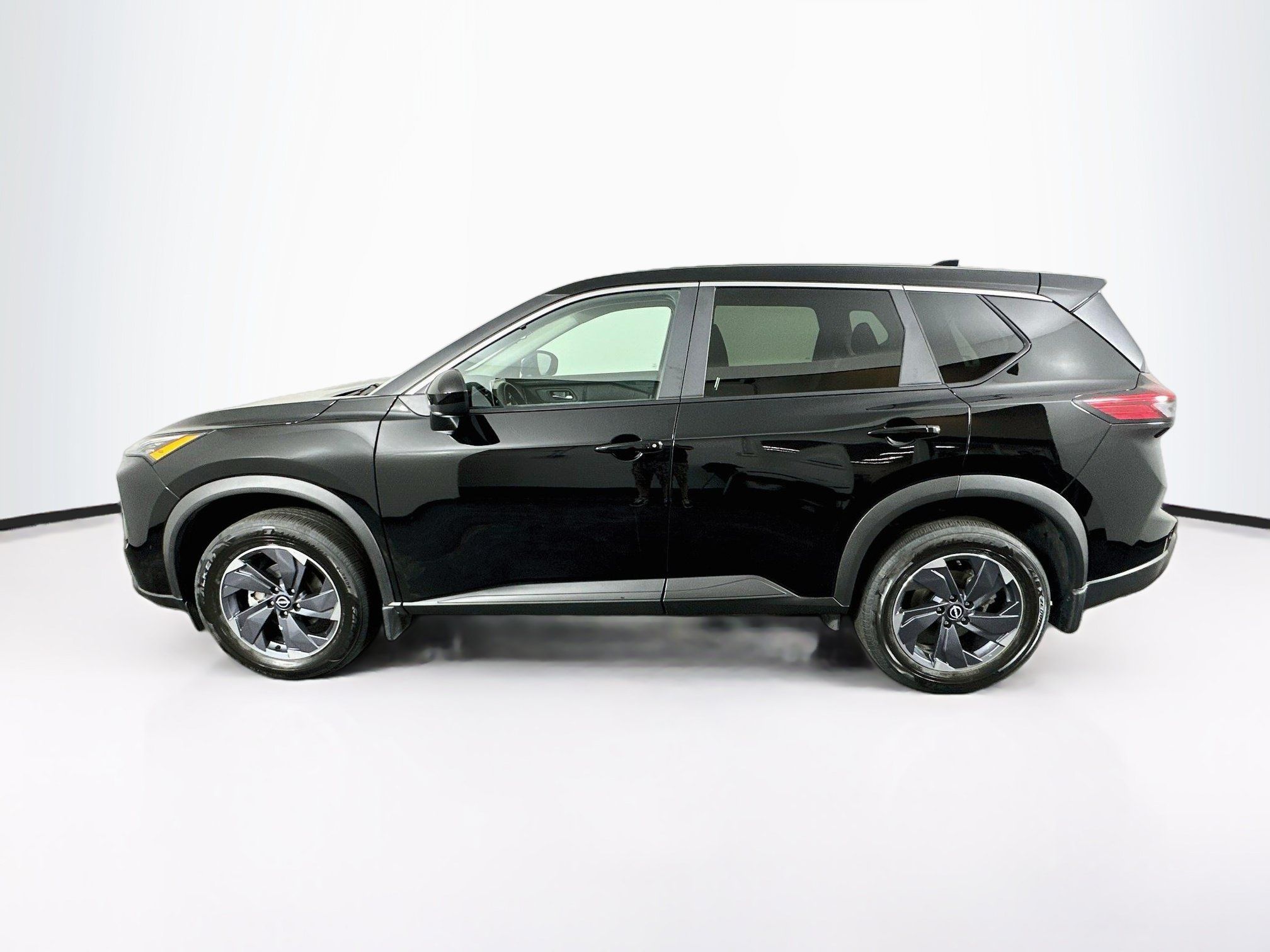 Used 2025 Nissan Rogue SV FWD image 4