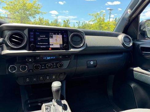 Used 2017 Toyota Tacoma TRD Off-Road AWD/4WD image 25