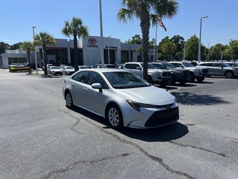 Used 2023 Toyota Corolla LE FWD image 2
