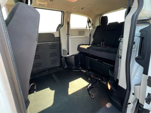 Used 2019 Dodge Grand Caravan SE FWD image 17