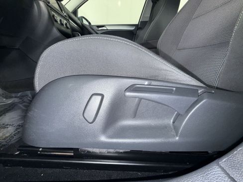 Used 2013 Volkswagen Golf 4-Door FWD image 14