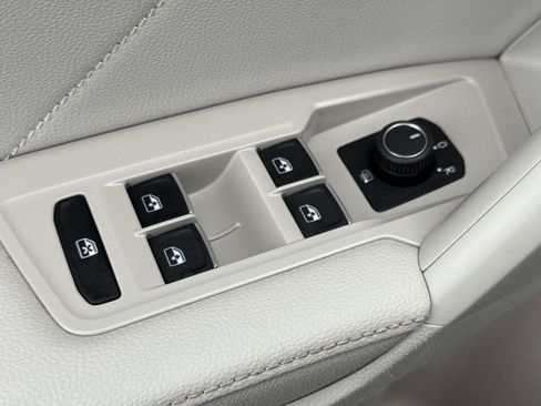 Used 2023 Volkswagen Tiguan SE image 16