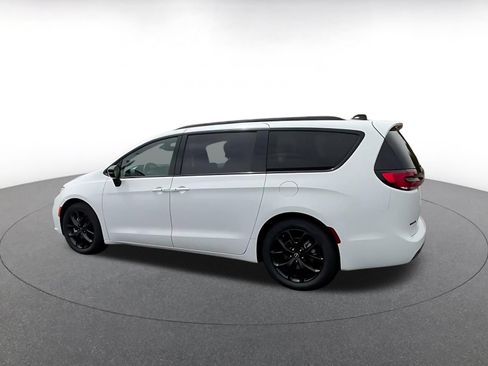 Used 2025 Chrysler Pacifica Limited FWD image 9