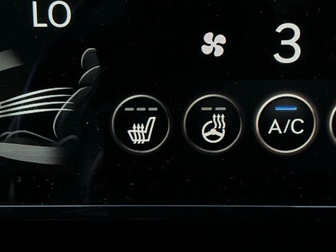 Used 2025 Genesis G70 2.5T image 25