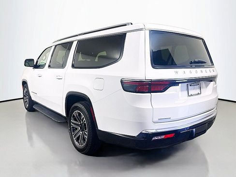 Used 2023 Jeep Wagoneer L Series II AWD/4WD image 5