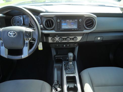 Used 2019 Toyota Tacoma SR5 AWD/4WD image 10