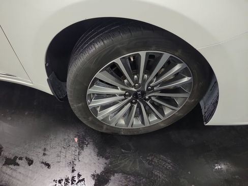 Used 2017 Kia Cadenza Premium FWD image 11