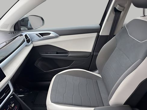 Used 2025 Volkswagen Taos SE image 22