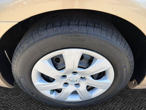 Used 2010 Toyota Camry LE FWD image 11