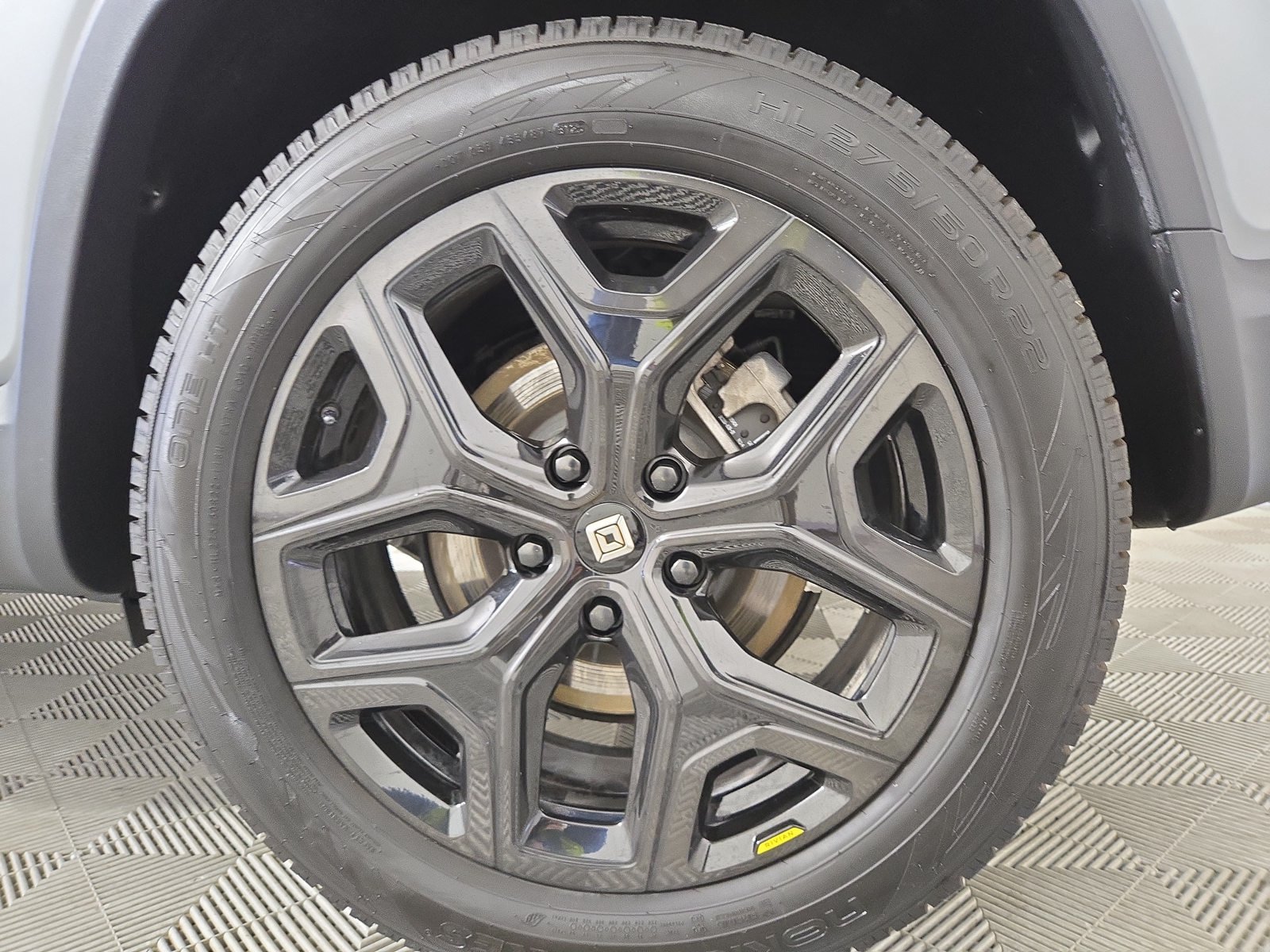 Used 2025 Rivian R1S Adventure Dual AWD/4WD image 10