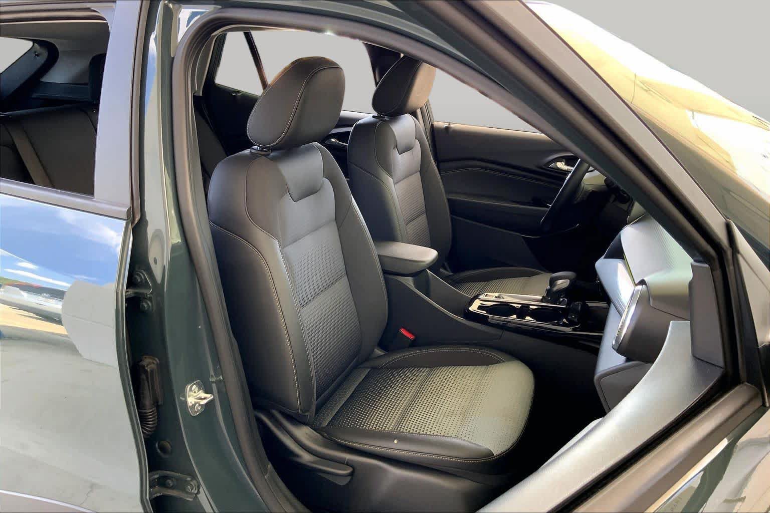 Used 2025 Chevrolet Trax LT w/ LT Convenience Package FWD image 9